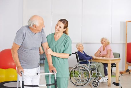 Pflegekraft unterstützt Senioren auf Ihrem Weg | Pflegeberatung | Diplom-Pflegewirtin Annegret Bittner in Osnabrück